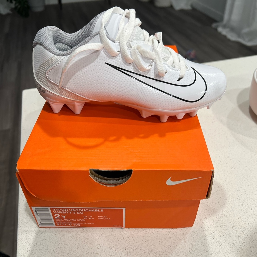 nike vapor untouchable football cleats. White size 2Y. BNIB